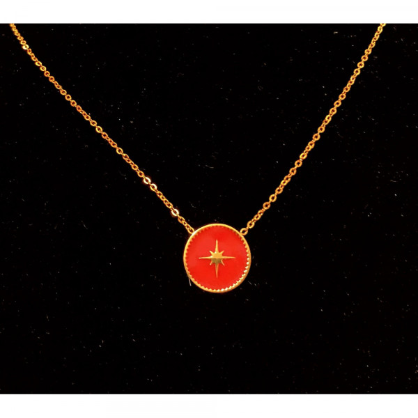 Collier doré étoiles sur fond rouge