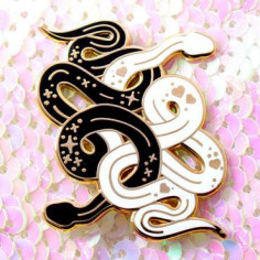 Pin's Duo de Serpents noir et blanc